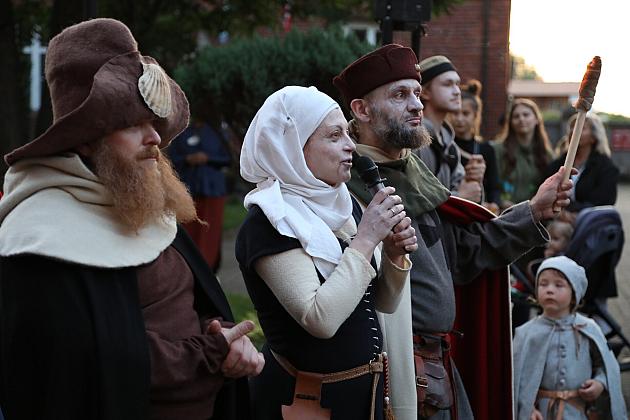 Uczestnicy Jarmarku św. Jakuba w strojach historycznych, z kobietą w hidżabie.