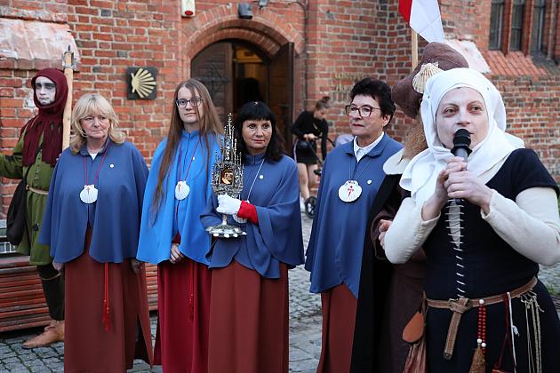 Występ w strojach historycznych przed kościołem podczas Jarmarku św. Jakuba.