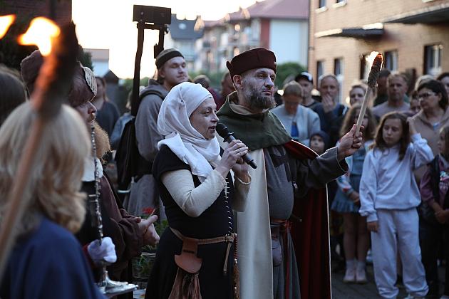 Aktorzy w strojach historycznych występują przed tłumem na Jarmarku św. Jakuba.