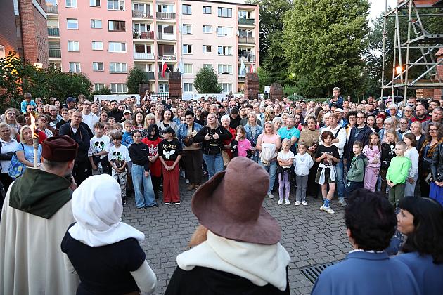 Tłum ludzi i uczestnicy w strojach z epoki na Jarmarku św. Jakuba.