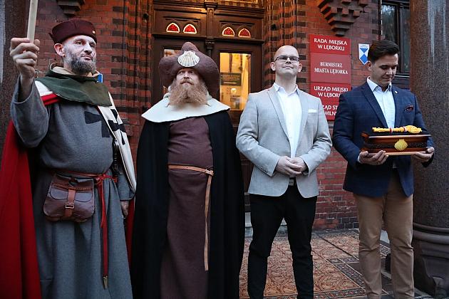 Mężczyźni w historycznych i współczesnych strojach na Jarmarku św. Jakuba.