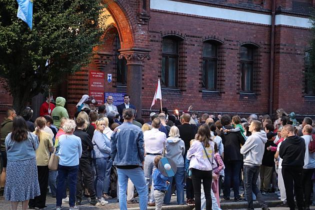 Tłum ludzi zgromadzonych przed budynkiem na Jarmarku św. Jakuba.