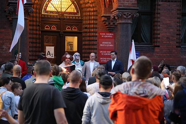 Tłum ludzi przed zabytkowym budynkiem podczas uroczystego otwarcia Jarmarku św. Jakuba.