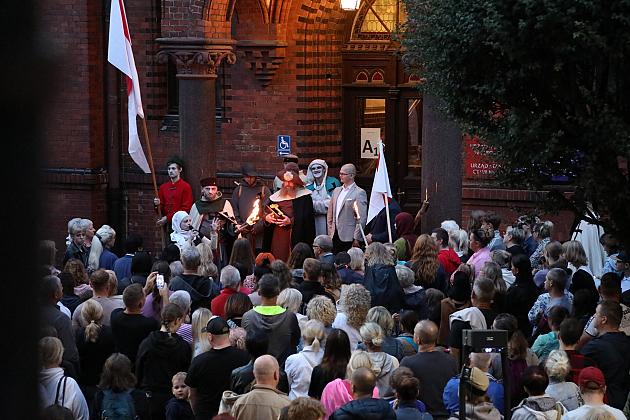 Tłum ludzi zgromadzony przed sceną podczas Jarmarku św. Jakuba.