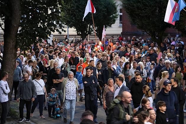Uczestnicy Jarmarku św. Jakuba zgromadzeni na placu, widać flagi.
