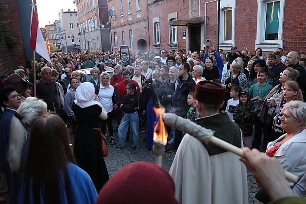 Tłum ludzi oglądający pokaz ognia podczas Jarmarku św. Jakuba.