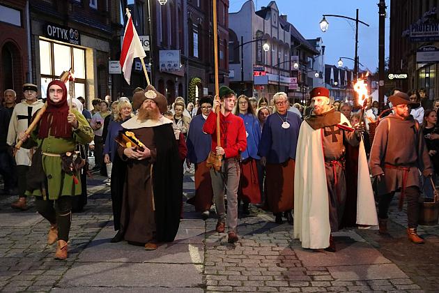 Historyczny pochód z pochodniami podczas Jarmarku św. Jakuba.