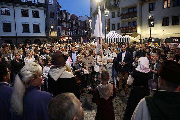 Tłum ludzi zgromadzony na rynku podczas wieczornego Jarmarku św. Jakuba.