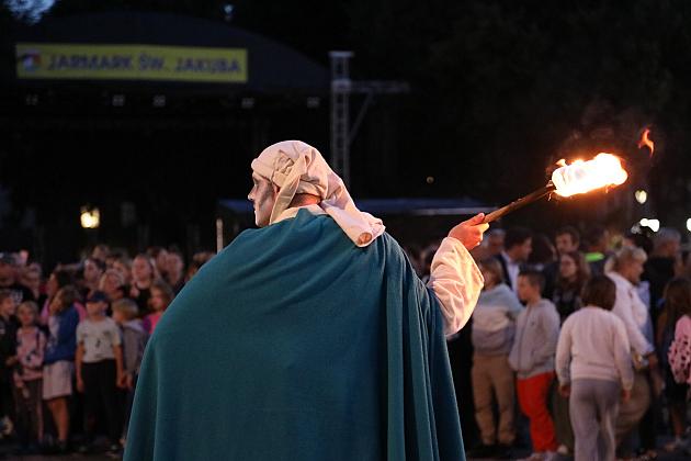 Ksiądz prowadzi wieczorną ceremonię dla zgromadzonych na Jarmarku św. Jakuba.