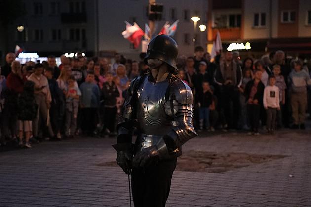 Rycerz w zbroi stoi przed tłumem ludzi podczas Jarmarku św. Jakuba.