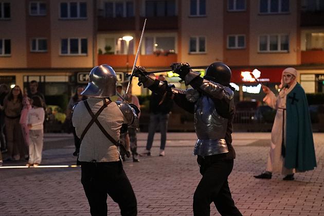 Nocny pokaz walk rycerskich na Jarmarku św. Jakuba.