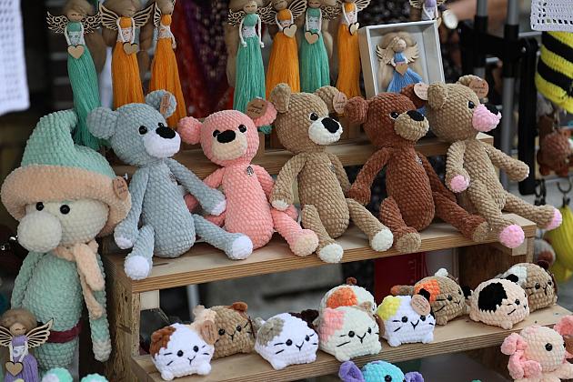 Kolorowe, ręcznie robione maskotki na stoisku podczas Jarmarku św. Jakuba.