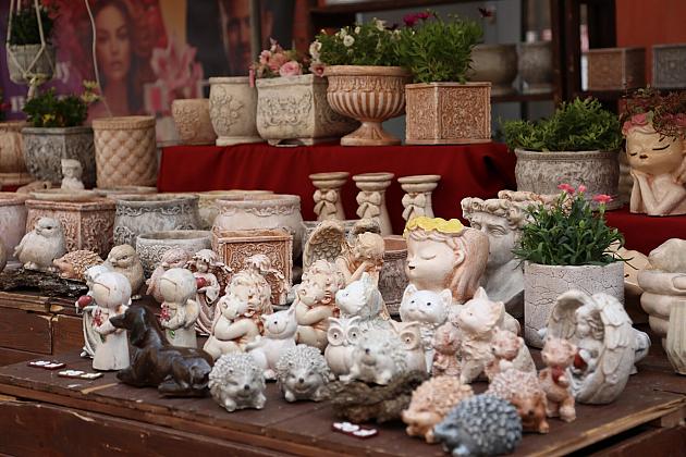 Stoisko z ceramicznymi figurkami na Jarmarku św. Jakuba.