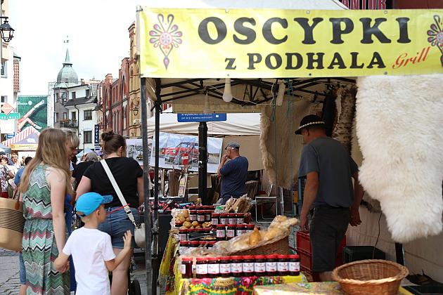 Klienci kupują oscypki na Jarmarku św. Jakuba.