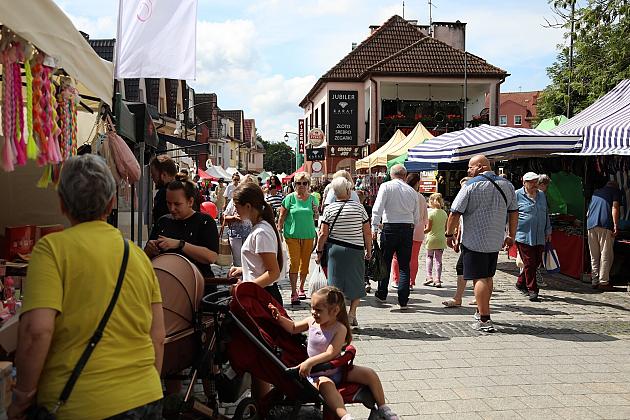 Ludzie spacerują wśród stoisk handlowych na Jarmarku św. Jakuba.