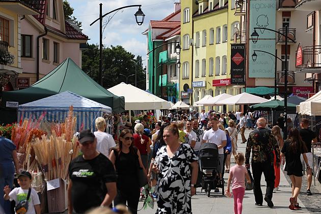 Tłum ludzi spacerujący wśród kramów na Jarmarku św. Jakuba.