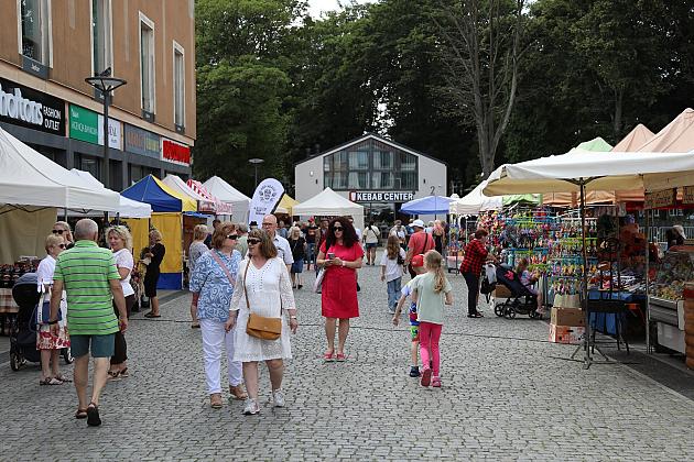 Ludzie spacerujący między straganami na Jarmarku św. Jakuba.