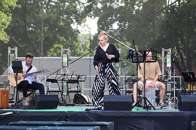 Zespół muzyczny gra koncert na scenie podczas Jarmarku św. Jakuba.