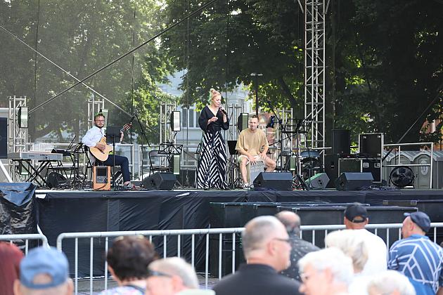 Koncert zespołu muzycznego na scenie podczas Jarmarku św. Jakuba.