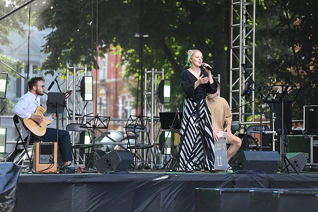 Występ muzyczny na scenie plenerowej Jarmarku św. Jakuba.