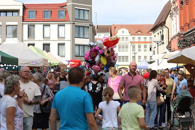 Tłum ludzi na Jarmarku Świętego Jakuba spaceruje między stoiskami.
