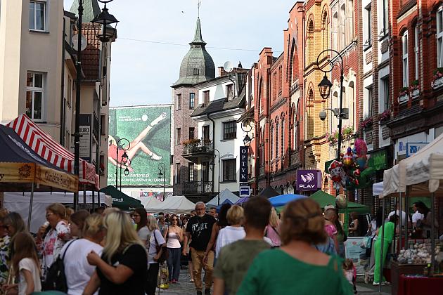 Tłum ludzi odwiedzających stragany podczas Jarmarku św. Jakuba.