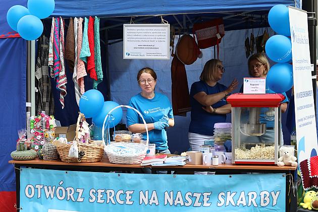 Niebieskie stoisko z balonami i popcornem na Jarmarku św. Jakuba.
