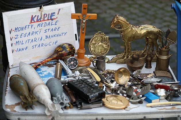 Stoisko z różnymi antykami i starociami na jarmarku świętego Jakuba.