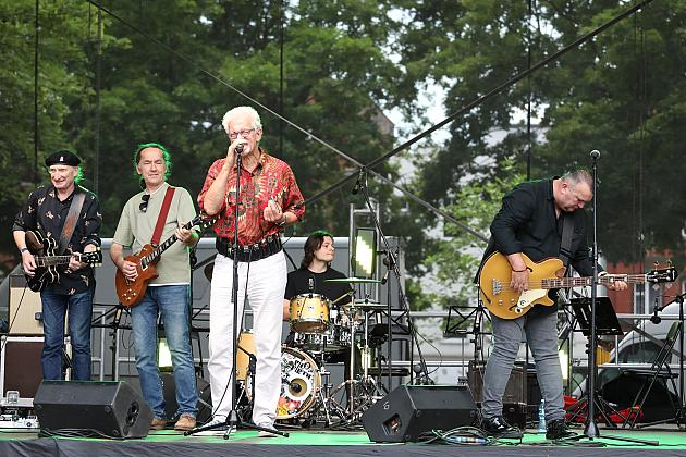 Zespół muzyczny występuje na scenie podczas Jarmarku św. Jakuba.