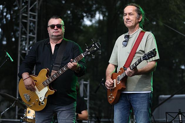 Dwaj gitarzyści grający koncert na scenie podczas Jarmarku św. Jakuba.