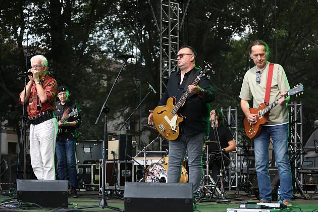 Zespół muzyczny gra koncert na scenie plenerowej podczas Jarmarku św. Jakuba.