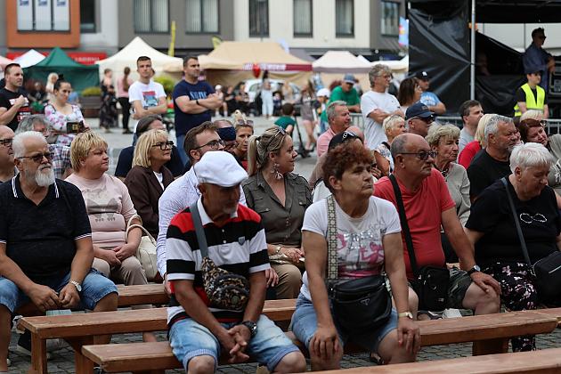 Widzowie siedzą na ławkach podczas Jarmarku św. Jakuba.