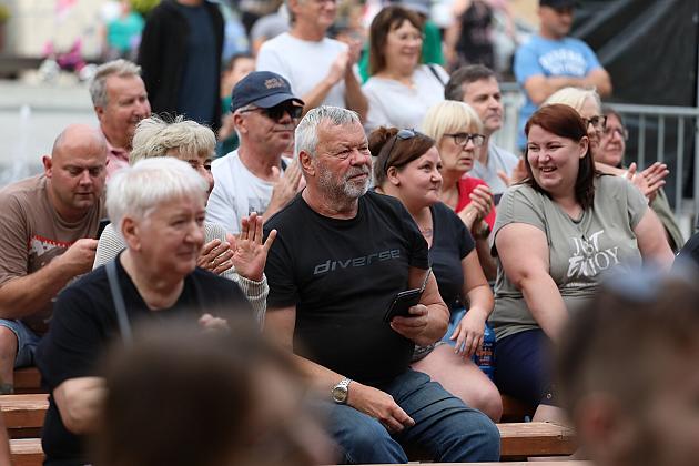 Uśmiechnięci widzowie oklaskują występ na Jarmarku św. Jakuba.