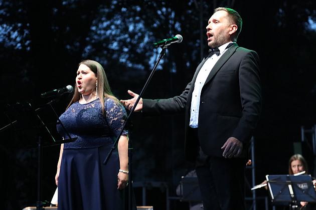 Śpiewacy operowi występują na scenie podczas Jarmarku św. Jakuba.