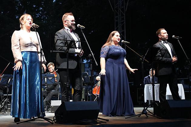Czworo wokalistów śpiewa na scenie podczas koncertu na Jarmarku św. Jakuba.