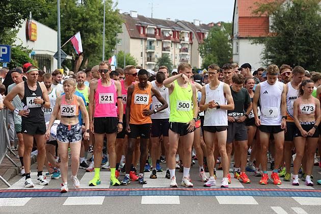 Biegacze przygotowują się do startu w Biegu Jakubowym.