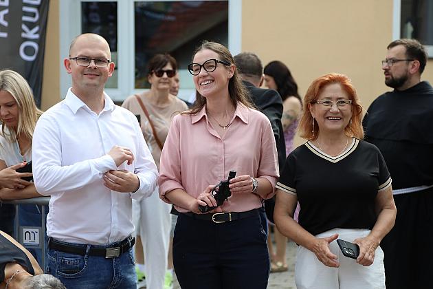 Trzy uśmiechnięte osoby podczas Jarmarku św. Jakuba.