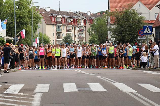 Grupa biegaczy na linii startu ulicznego Biegu św. Jakuba.