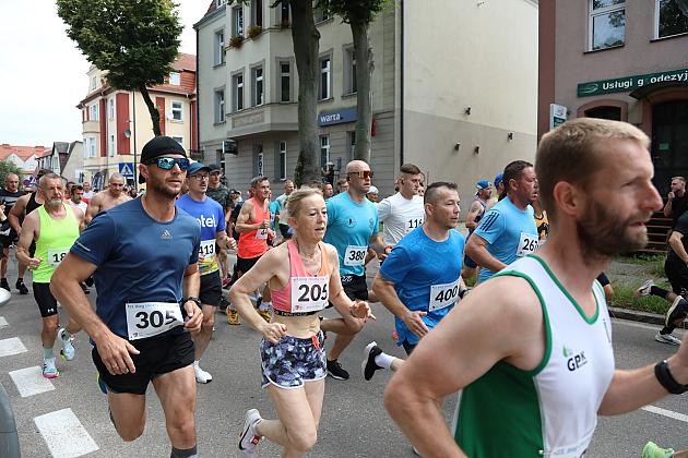 Biegacze rywalizują na ulicach miasta podczas Biegu Jakubowego.