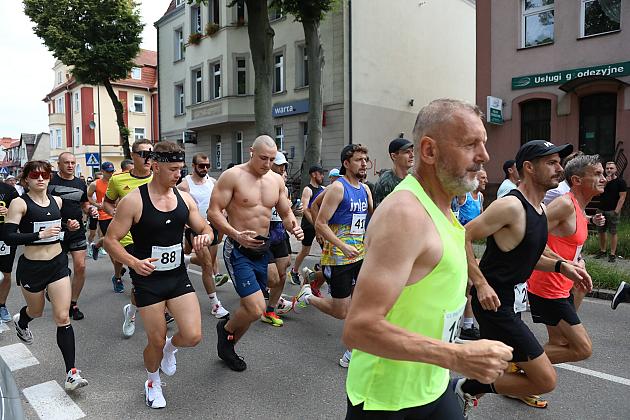 Biegacze rywalizujący w biegu ulicznym podczas Jarmarku św. Jakuba.