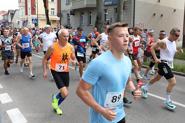 Grupa biegaczy rywalizująca w ulicznym Biegu Jakubowym.