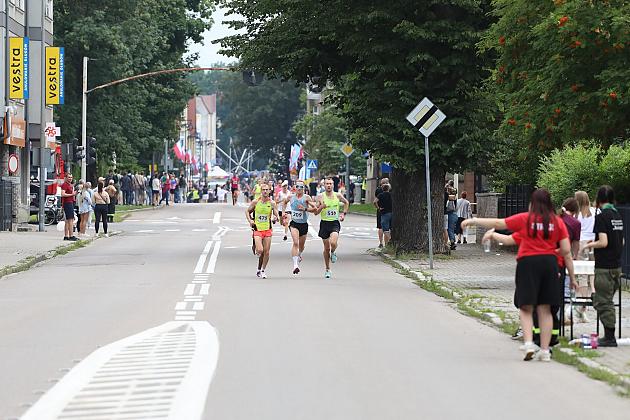 Biegacze rywalizujący w biegu ulicznym podczas Dni Jakubowych.