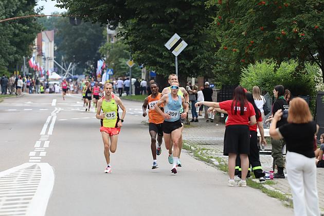 Biegacze uczestniczący w Biegu Jakubowym na ulicach miasta.