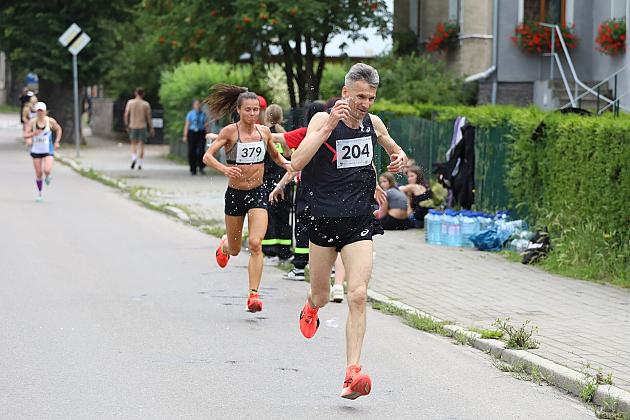 Biegacze rywalizujący w ulicznym Biegu św. Jakuba.