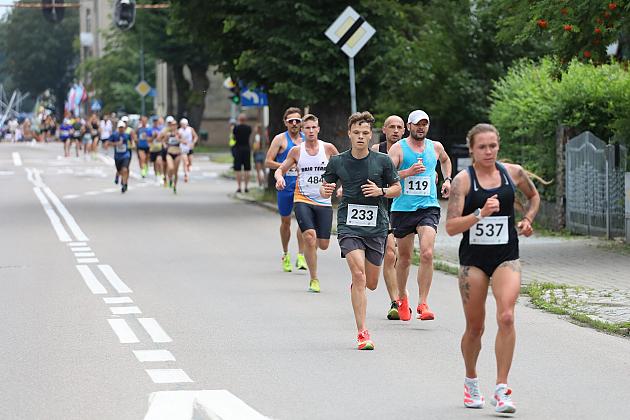 Grupa biegaczy na trasie biegu ulicznego podczas Dni Jakubowych.