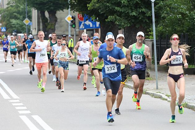 Grupa biegaczy rywalizuje w ulicznym Biegu Jakubowym.