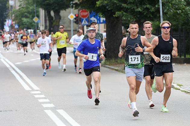 Biegacze rywalizują w ulicznym biegu podczas Dni Jakubowych.