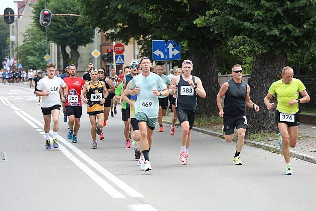 Grupa biegaczy uczestnicząca w ulicznym Biegu Jakubowym.