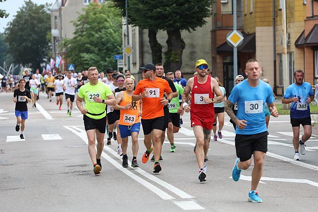 Biegacze rywalizujący w biegu ulicznym z okazji Dni Jakubowych.