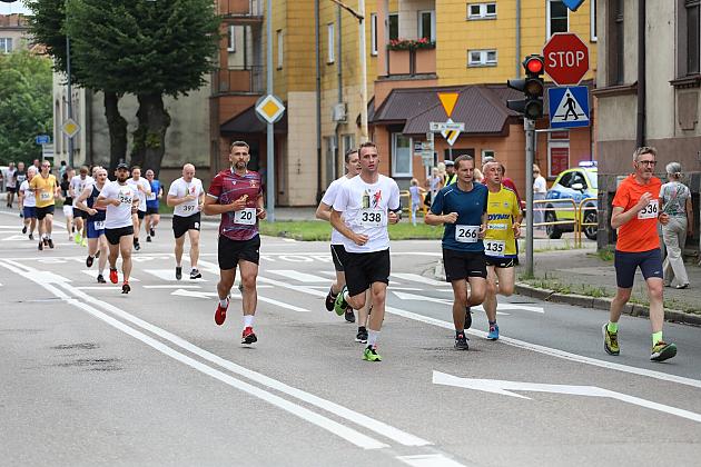Biegacze biorący udział w ulicznym Biegu Jakubowym.